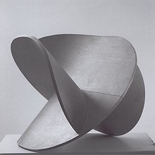 E-2n (1962-63. Reconstruida en 1988). Madera laminada. 99 x 70 x 73 cms