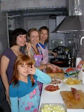Gabi, Helena, Carina and Myriam getting ready a paella at home